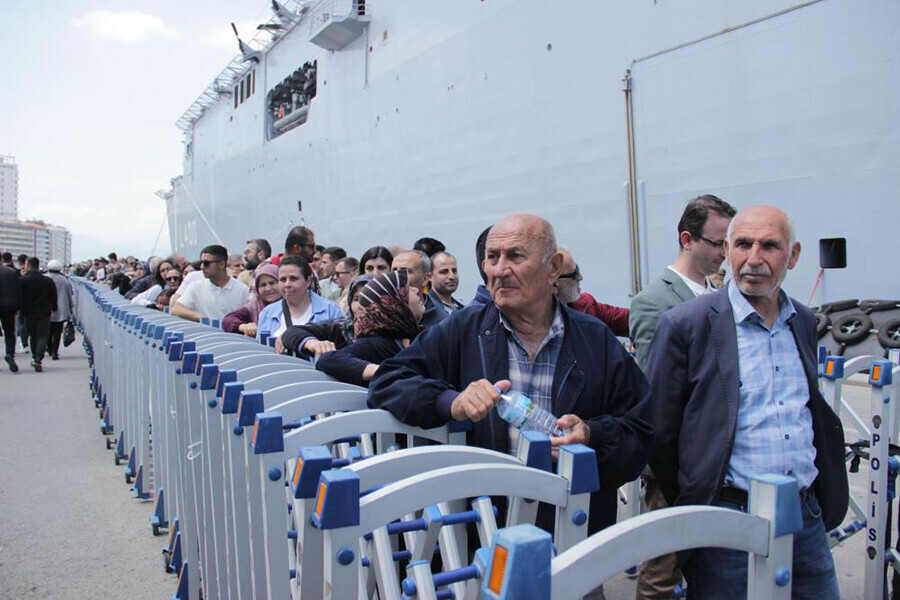 İzmir'de TCG Anadolu'ya yoğun ilgi, kilometrelerce kuyruk oluştu İzmir'de TCG Anadolu'ya yoğun ilgi, kilometrelerce kuyruk oluştu