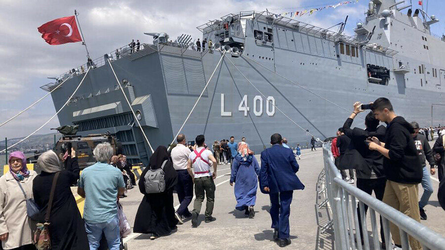 İzmir'de TCG Anadolu'ya yoğun ilgi, kilometrelerce kuyruk oluştu İzmir'de TCG Anadolu'ya yoğun ilgi, kilometrelerce kuyruk oluştu