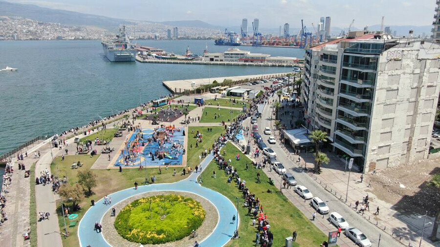 İzmir'de TCG Anadolu'ya yoğun ilgi, kilometrelerce kuyruk oluştu İzmir'de TCG Anadolu'ya yoğun ilgi, kilometrelerce kuyruk oluştu