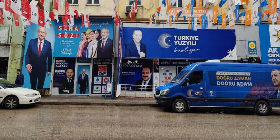 10 yaşındaki Yazan, CHP seçim bürosunda yaşadığı dehşeti anlattı: "Önce itti, sonra tutup çayı üzerime döktü" 10 yaşındaki Yazan, CHP seçim bürosunda yaşadığı dehşeti anlattı: "Önce itti, sonra tutup çayı üzerime döktü"