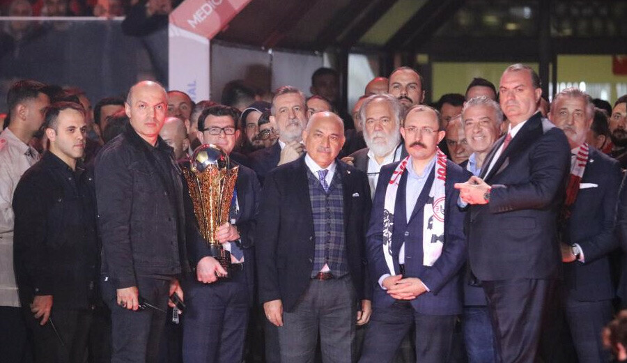 Süper Lig'e geri dönen Samsunspor şampiyonluk kupasına kavuştu Süper Lig'e geri dönen Samsunspor şampiyonluk kupasına kavuştu