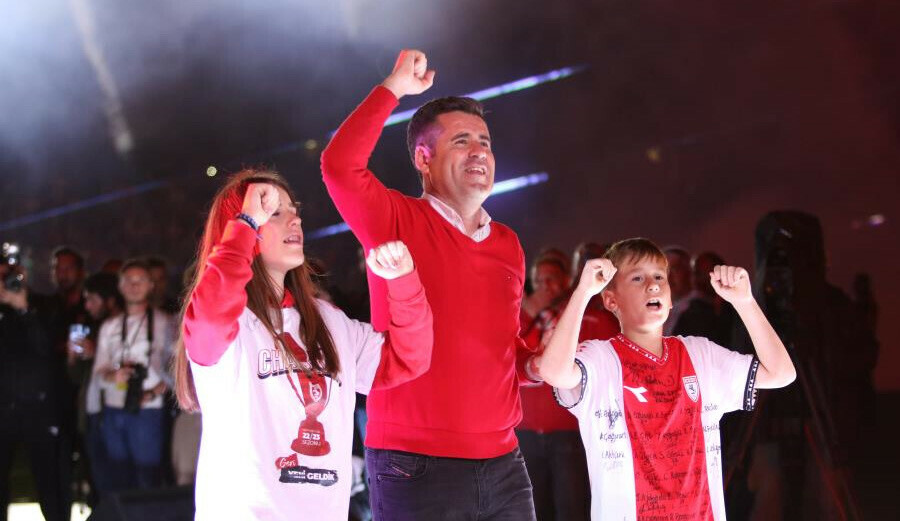 Süper Lig'e geri dönen Samsunspor şampiyonluk kupasına kavuştu Süper Lig'e geri dönen Samsunspor şampiyonluk kupasına kavuştu