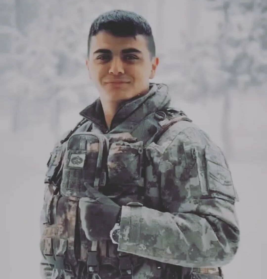 Şehit ateşi İstanbul’a düştü: Sokak Türk bayrakları ile donatıldı Şehit ateşi İstanbul’a düştü: Sokak Türk bayrakları ile donatıldı