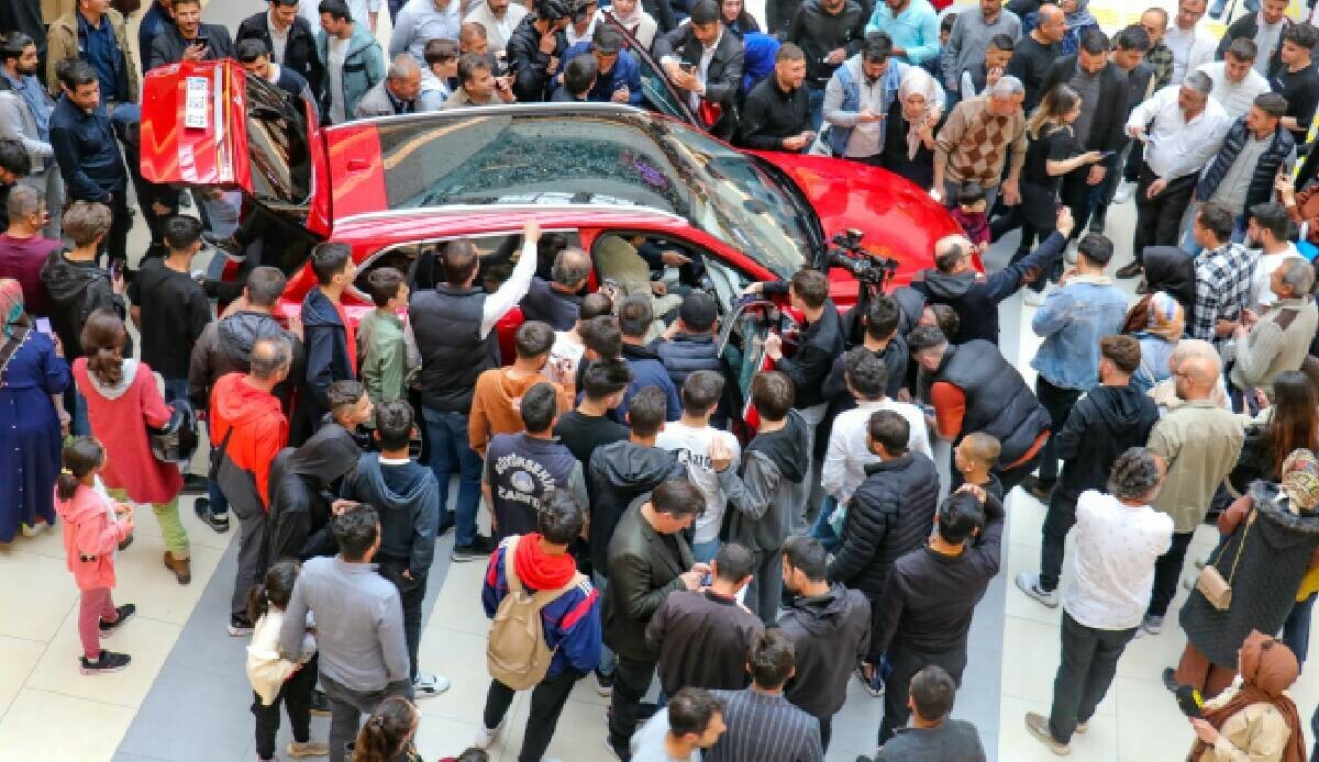 Togg Malatya'da görücüye çıktı! Türkiye'nin otomobiline ilgi büyük oldu