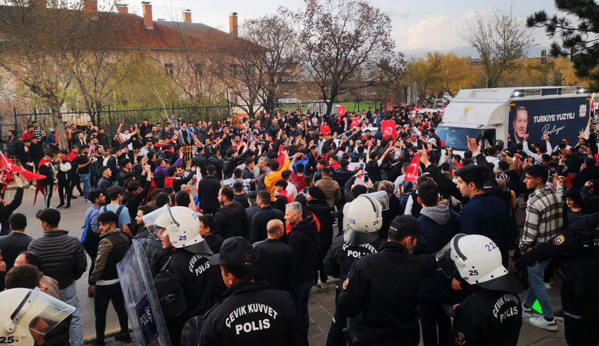 İmamoğlu'nun Erzurum mitingi olaylı geçti: Polis provokatörlere müdahale etti