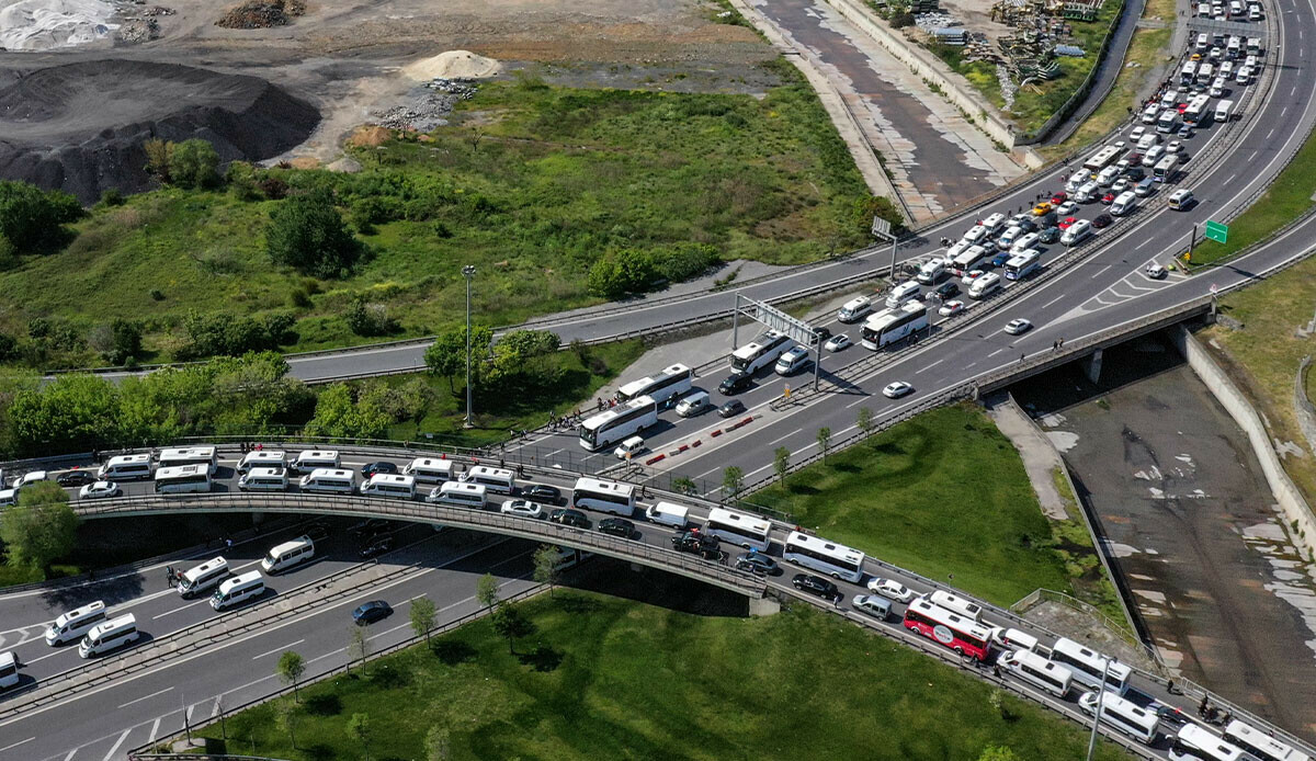İstanbul’da miting trafiği: Yollar kırmızıya döndü İstanbul’da miting trafiği: Yollar kırmızıya döndü