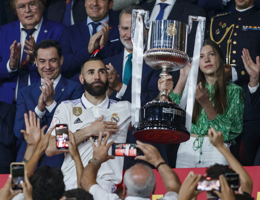 Dev finalde kazanan Real Madrid oldu! Kupa Benzema'nın elinde yükseldi Dev finalde kazanan Real Madrid oldu! Kupa Benzema'nın elinde yükseldi