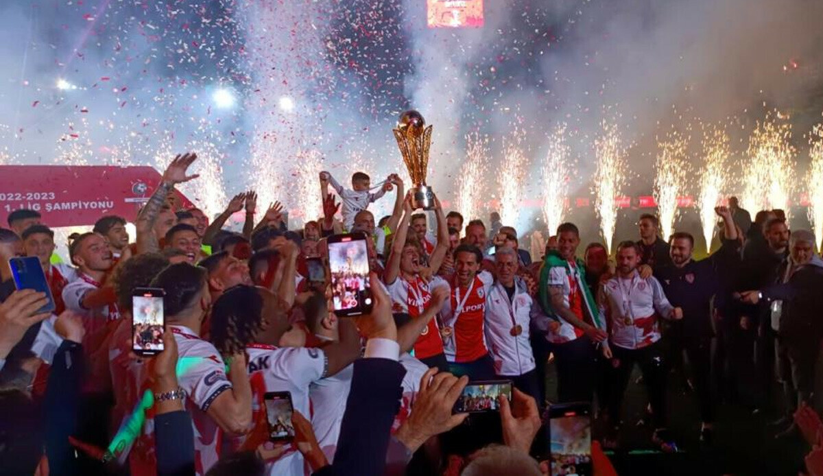 Süper Lig'e geri dönen Samsunspor şampiyonluk kupasına kavuştu Süper Lig'e geri dönen Samsunspor şampiyonluk kupasına kavuştu