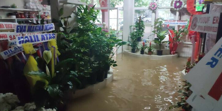 Kozan’da şiddetli sağanak, sokak ve caddeler dereye döndü su bastı, dereler taştı