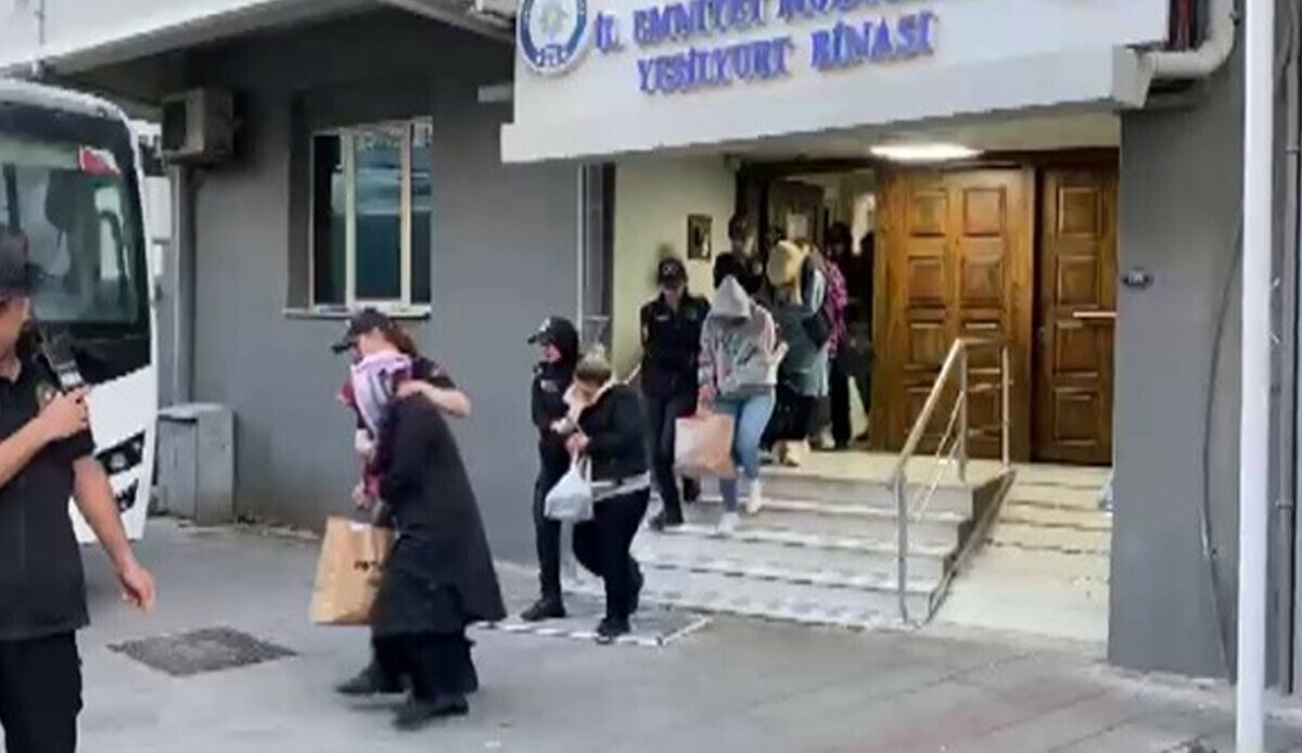 İzmir'de Bahar Temizliği operasyonu! Oltama yöntemiyle 3 milyar lira dolandıran 85 şüpheliden 49'u tutuklandı İzmir'de Bahar Temizliği operasyonu! Oltama yöntemiyle 3 milyar lira dolandıran 85 şüpheliden 49'u tutuklandı