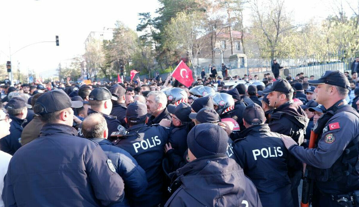 Ekrem İmamoğlu’na taşlı saldırıda gözaltı sayısı 15’e yükseldi Ekrem İmamoğlu’na taşlı saldırıda gözaltı sayısı 15’e yükseldi