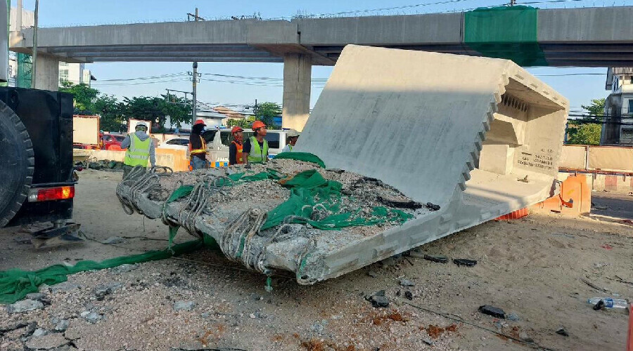 Beton levha trafikte seyreden araçların üzerine düştü, ortalık karıştı