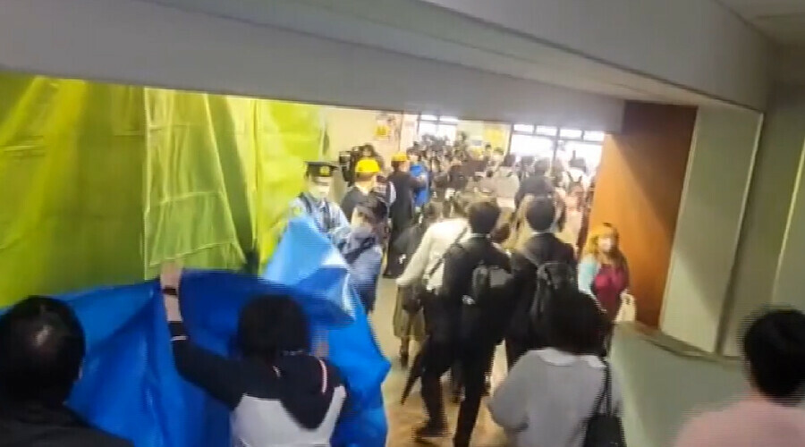 Japonya’da panik anları: Şüpheli paket tren istasyonunda öyle bir patladı ki… Japonya’da panik anları: Şüpheli paket tren istasyonunda öyle bir patladı ki…