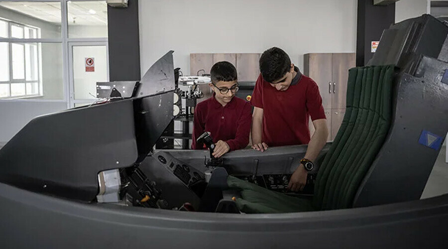 Türkiye'nin ilk uzay ve havacılık lisesi öğrencilerini bekliyor Türkiye'nin ilk uzay ve havacılık lisesi öğrencilerini bekliyor