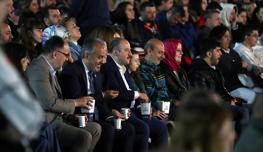 Güldür Güldür Show’da Bakan Varank sürprizi: Skeci elinde popcorn ile izledi Güldür Güldür Show’da Bakan Varank sürprizi: Skeci elinde popcorn ile izledi