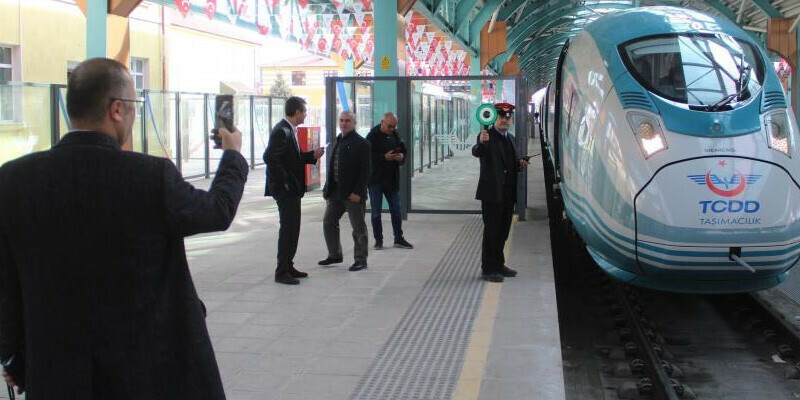27 Nisan’da hizmete başladı: YHT ile 28 bin 888 yolcu taşındı 27 Nisan’da hizmete başladı: YHT ile 28 bin 888 yolcu taşındı