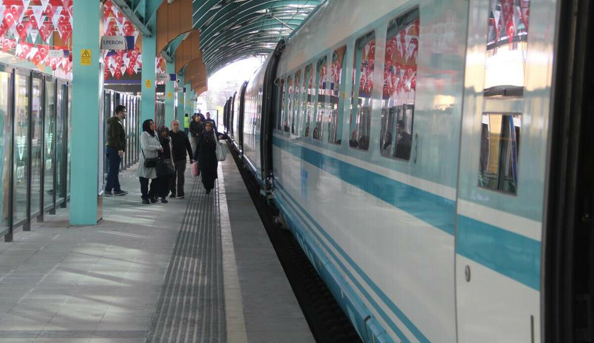 27 Nisan’da hizmete başladı: YHT ile 28 bin 888 yolcu taşındı 27 Nisan’da hizmete başladı: YHT ile 28 bin 888 yolcu taşındı