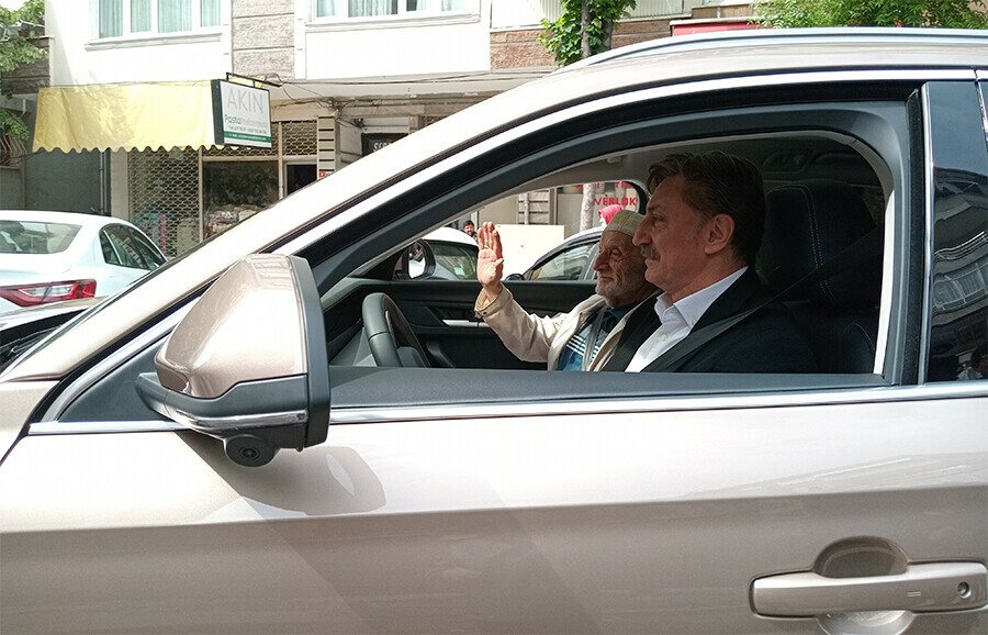 Büyük İstanbul Mitingi’ne metro merdivenlerini yürüyerek giden Hüseyin amcaya Togg sürprizi