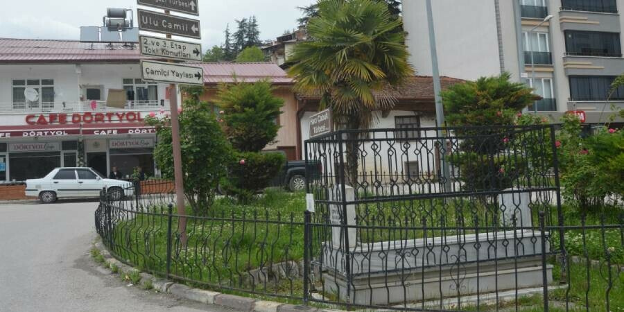 Kavşak'ta bulunan tek mezar görenlerin dikkatini çekiyor