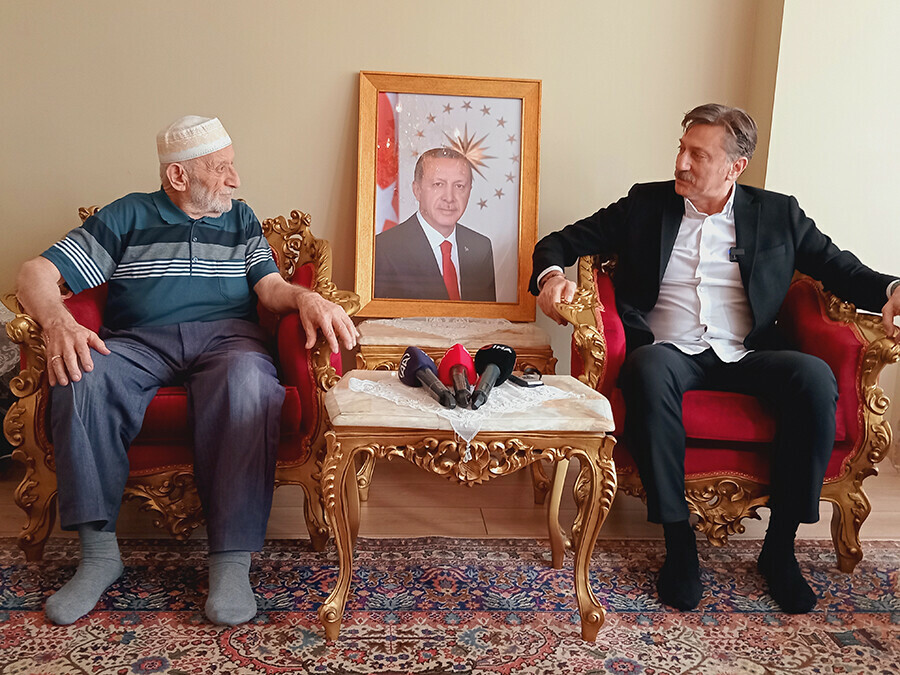 Büyük İstanbul Mitingi’ne metro merdivenlerini yürüyerek giden Hüseyin amcaya Togg sürprizi