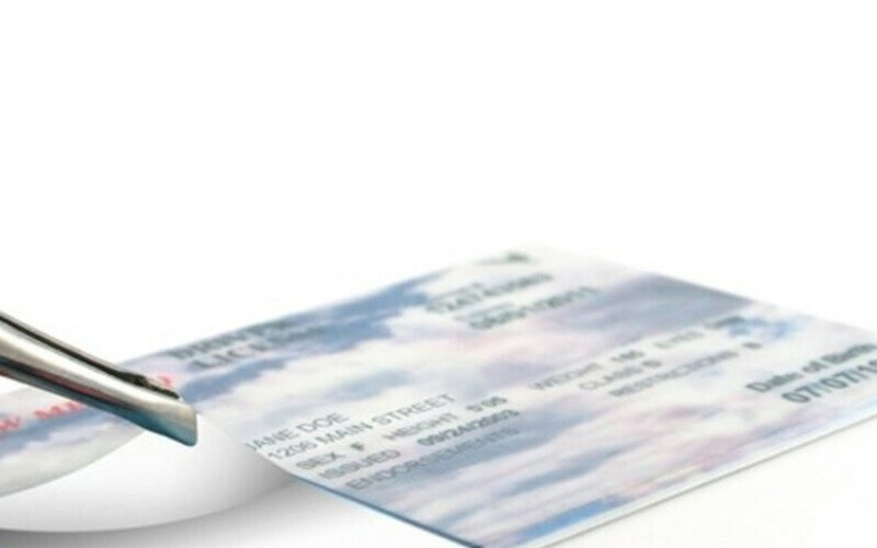 <p>Daraltma kararı verilmesi halinde en geç 4 saat içinde erişim sağlayıcıları tarafından yerine getirilecek. Türkiye’den günlük erişimi on milyondan fazla olan yurt dışı kaynaklı sosyal ağ sağlayacı yetkili en az bir gerçek veya tüzel kişiyi Türkiye’de temsilci olarak belirlemekle yükümlü olacak.</p><p> </p><p>(Kaynaklar: BBC, TGRT Haber)</p>