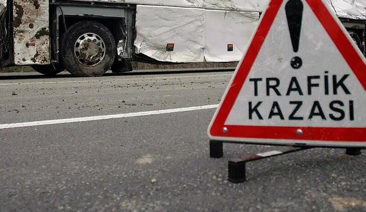 Afyonkarahisar'da feci kaza! 3'ü çocuk 10 yaralı Afyonkarahisar'da feci kaza! 3'ü çocuk 10 yaralı