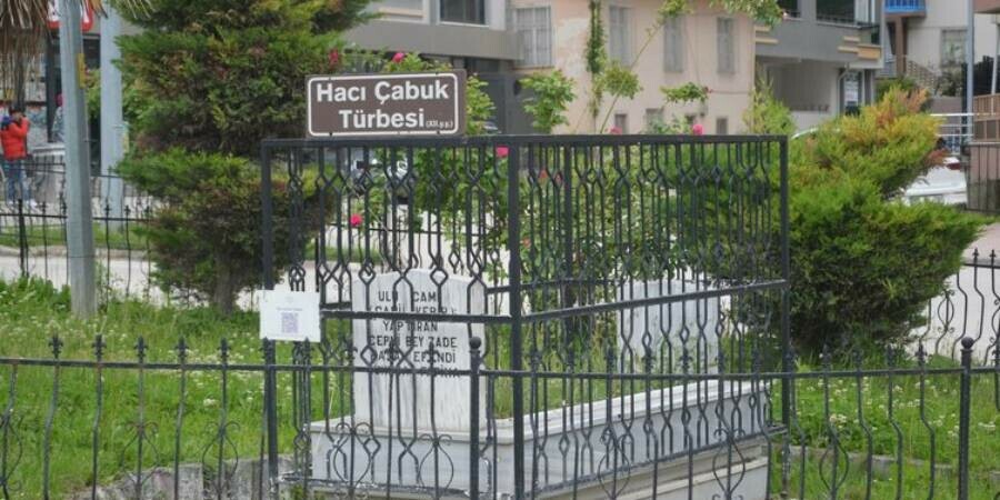 Kavşak'ta bulunan tek mezar görenlerin dikkatini çekiyor