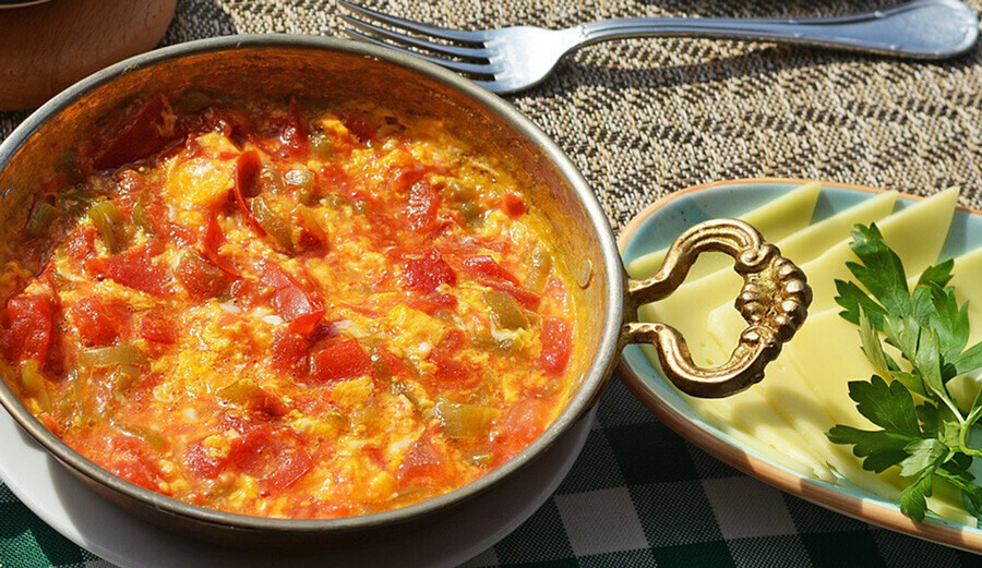 Menemen için damak çatlatan tüyo… Bol sulu oluyor, rengi kaybolmuyor