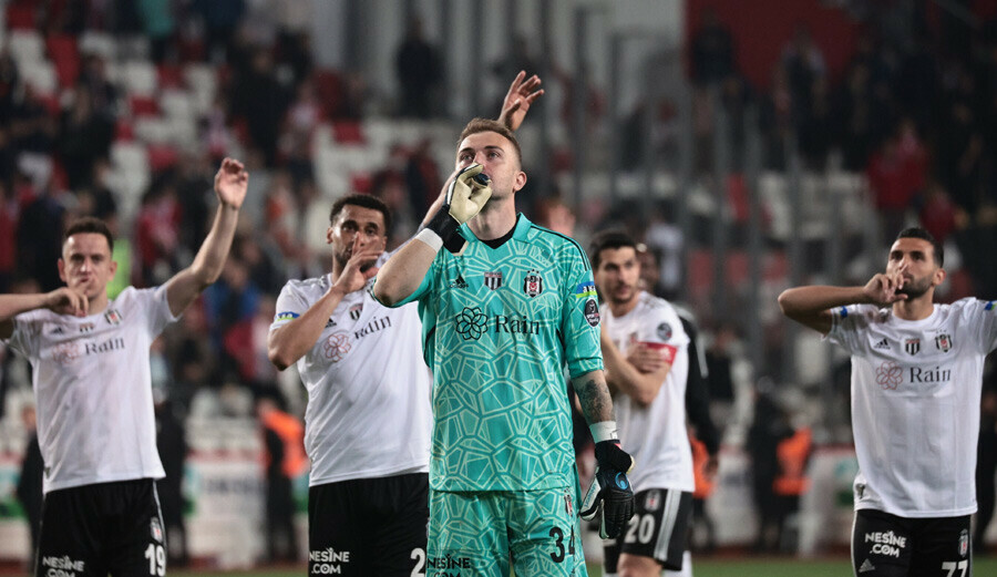 Beşiktaş yönetimi Mert Günok ve Salih Uçan ile yeni sözleşme imzalamak için görüşmelere başladı