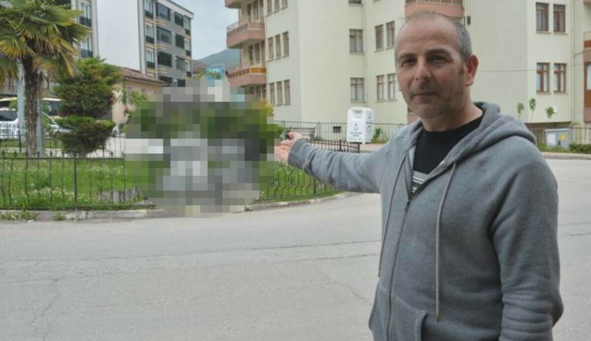 Kavşak'ta bulunan tek mezar görenlerin dikkatini çekiyor Kavşak'ta bulunan tek mezar görenlerin dikkatini çekiyor