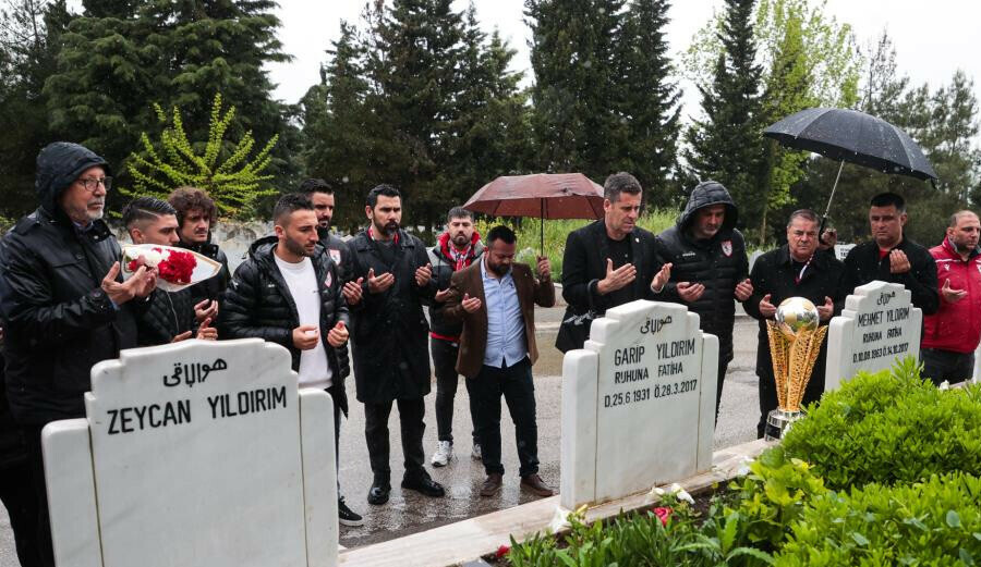 Şampiyonluk kupası merhum Samsunsporluların mezarında Şampiyonluk kupası merhum Samsunsporluların mezarında