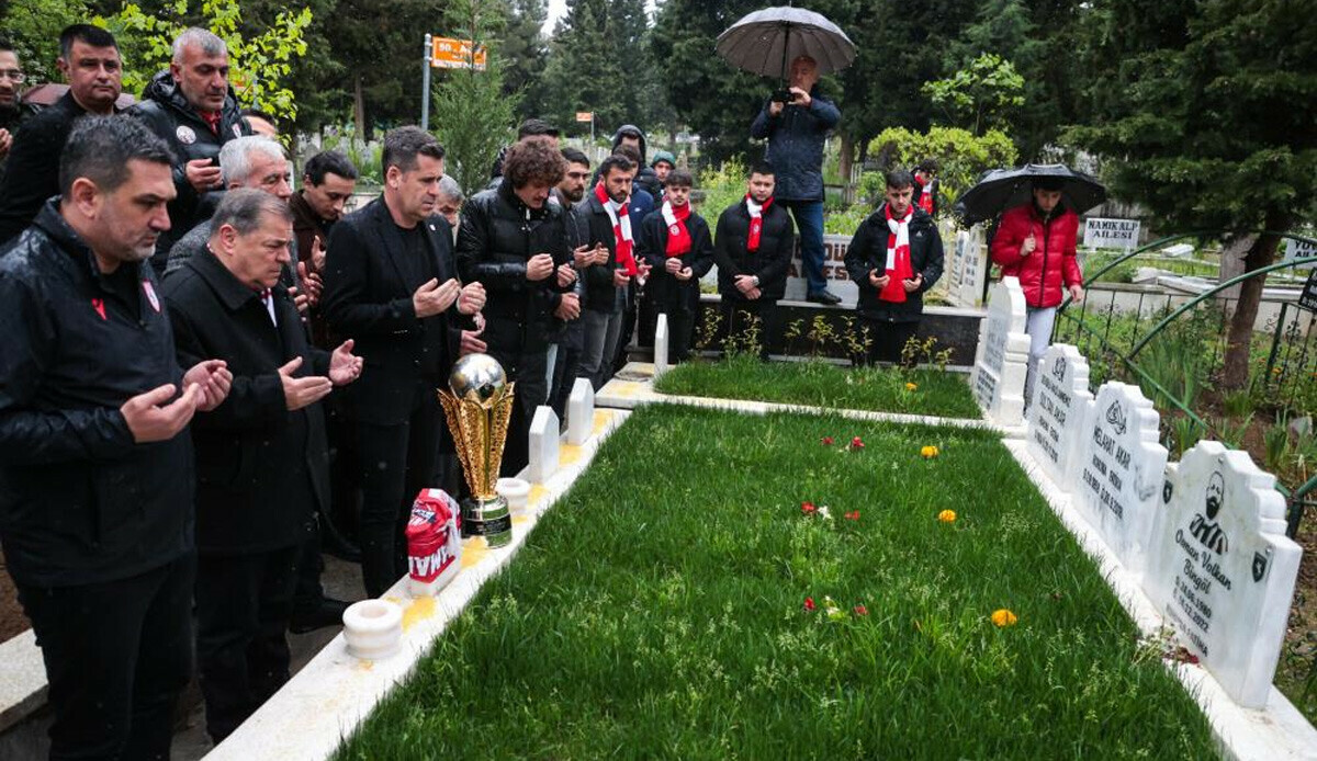 Şampiyonluk kupası merhum Samsunsporluların mezarında Şampiyonluk kupası merhum Samsunsporluların mezarında
