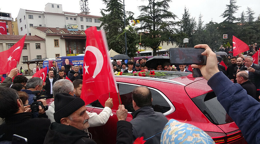 Anadolu rengi Togg Kastamonu'da karanfillerle karşılandı Anadolu rengi Togg Kastamonu'da karanfillerle karşılandı