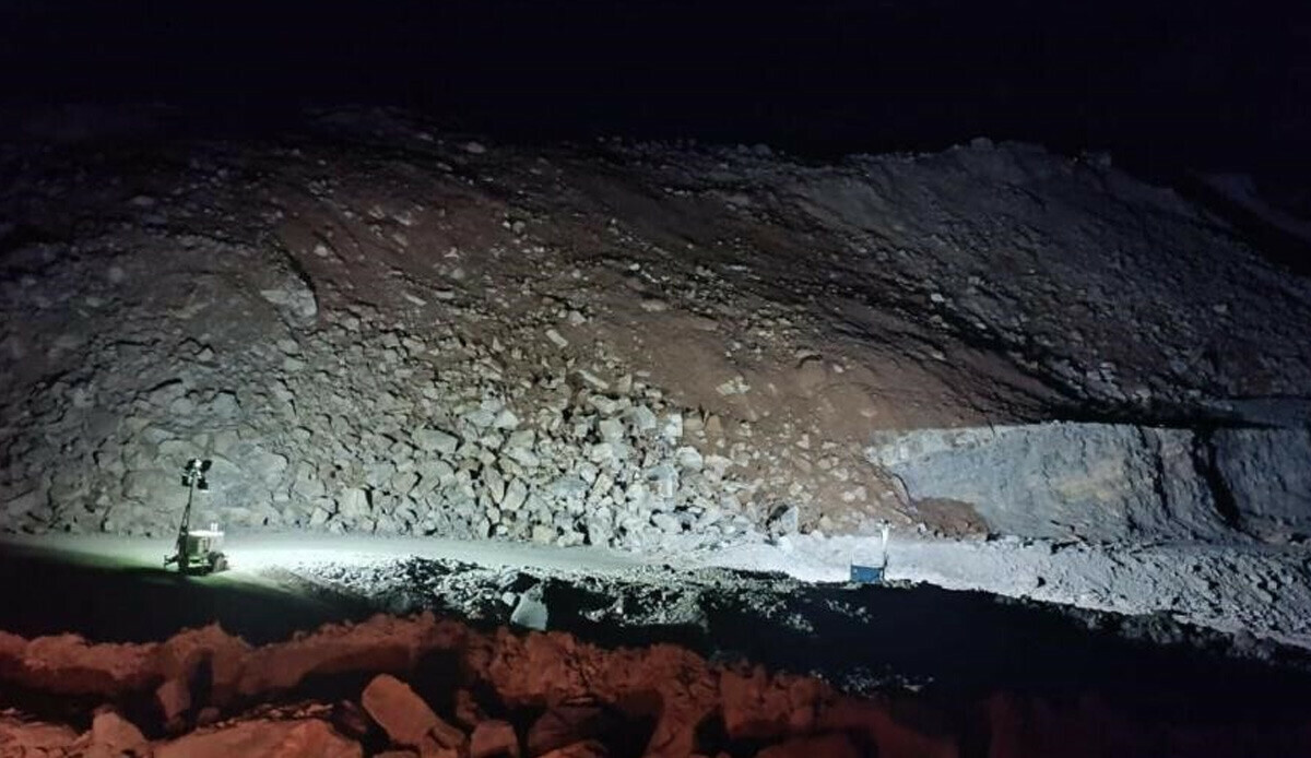 Manisa'da korku dolu anlar! 1 kişinin öldüğü maden ocağındaki toprak kayması kamerada Manisa'da korku dolu anlar! 1 kişinin öldüğü maden ocağındaki toprak kayması kamerada