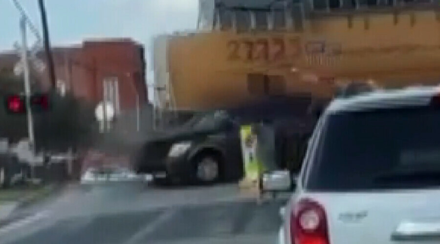 ABD’de tren rayların üzerindeki araca çarptı: Araçtakilerin akıbetini saniyeler belirledi