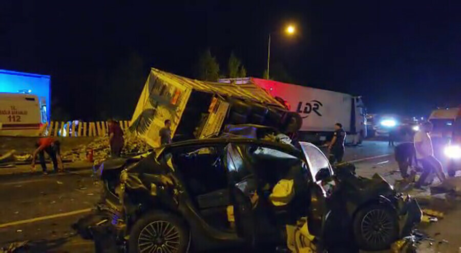 Adana'da zincirleme kaza! 13 araç birbirine girdi: 7 ölü, 7 yaralı