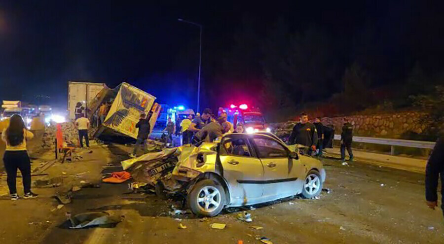 Adana'da zincirleme kaza! 13 araç birbirine girdi: 7 ölü, 7 yaralı