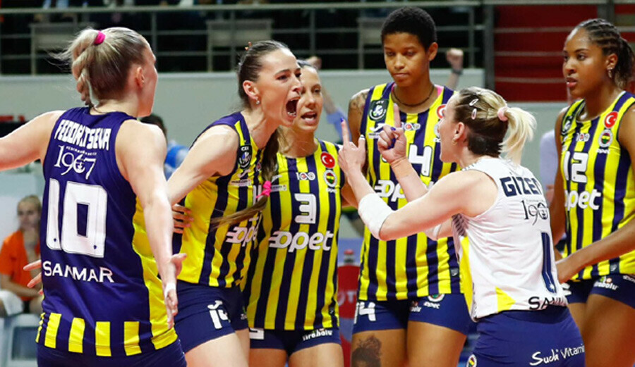 Misli.com Sultanlar Ligi'nde 6. şampiyonluğunu elde eden Fenerbahçe Opet kupasını aldı