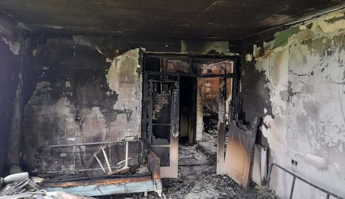 Evde çıkan yangın kapıdaki aracı bile eritti: Kullanılamaz hale geldi Evde çıkan yangın kapıdaki aracı bile eritti: Kullanılamaz hale geldi