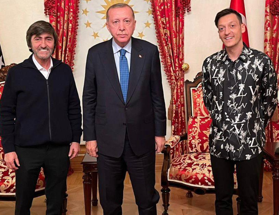 Mesut Özil'den Cumhurbaşkanı Erdoğan paylaşımı: Akşam 9'u bekleyeceğiz Mesut Özil'den Cumhurbaşkanı Erdoğan paylaşımı: Akşam 9'u bekleyeceğiz