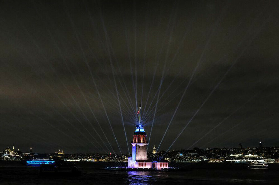 Kız Kulesi'nden görkemli açılış, ışık gösterisi ile geceyi aydınlattı