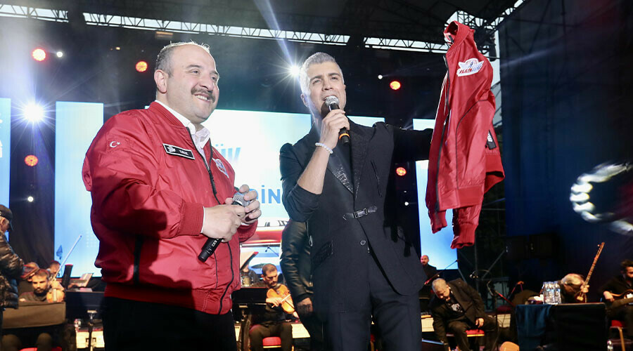 Özcan Deniz, Togg ile sahneye çıktı: Şahane bir duygu