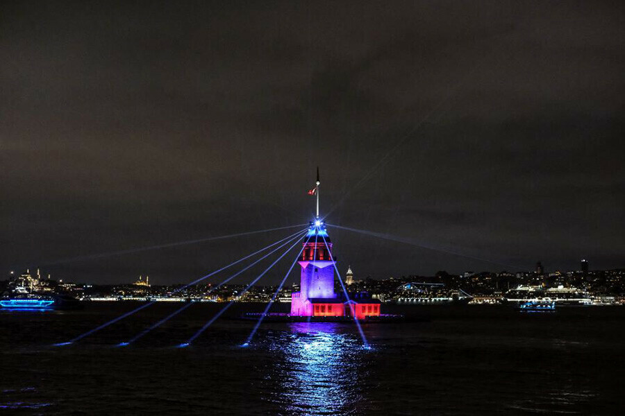 Kız Kulesi'nden görkemli açılış, ışık gösterisi ile geceyi aydınlattı