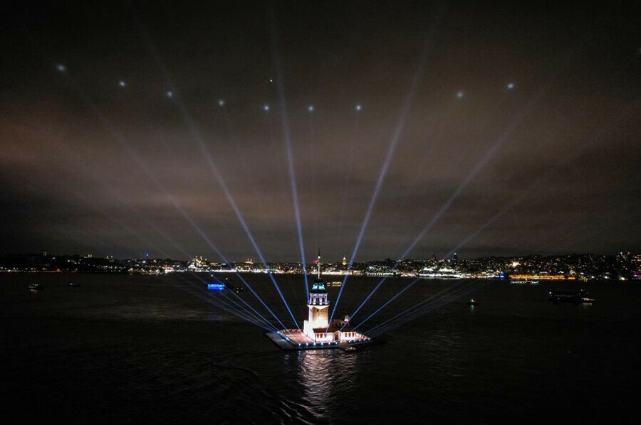 Kız Kulesi'nden görkemli açılış, ışık gösterisi ile geceyi aydınlattı
