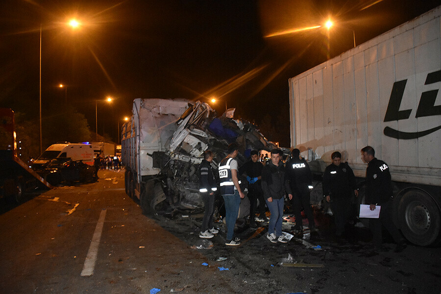 Adana'da 7 kişinin öldüğü kaza sonrası bölgeye gelen ambulanslardan biri kaçırıldı
