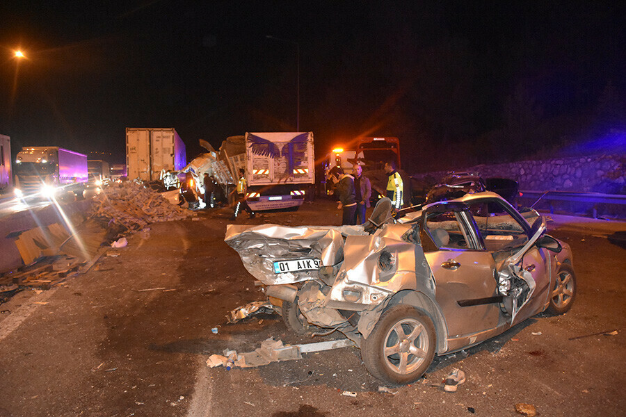 Adana'da 7 kişinin öldüğü kaza sonrası bölgeye gelen ambulanslardan biri kaçırıldı