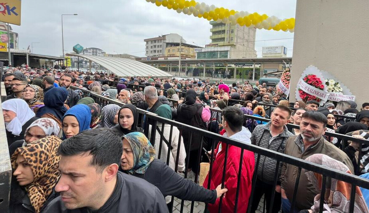Miting değil indirim izdihamı! Ucuzluğu duyan koştu, birbirlerini ezip dükkanı talan ettiler