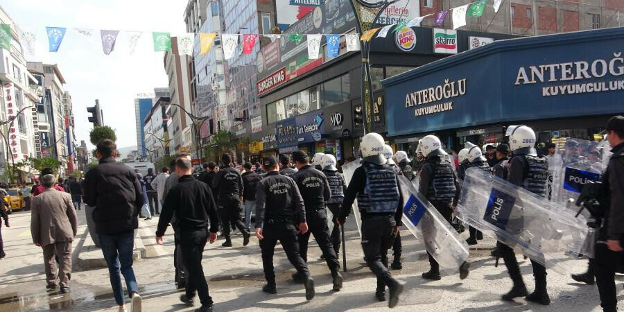 Yeşil Sol Parti mitinginde polise taş attılar: 10 gözaltı