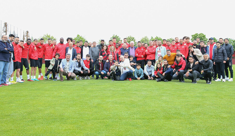 Gençlerbirliği taraftarı antrenmana gelip futbolculara Cumhuriyet altını hediye etti