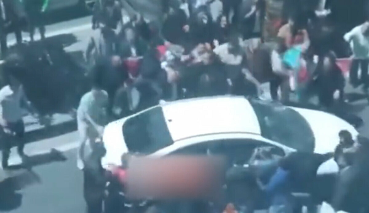 İmamoğlu mitinginde MHP bayraklı araca saldırı!